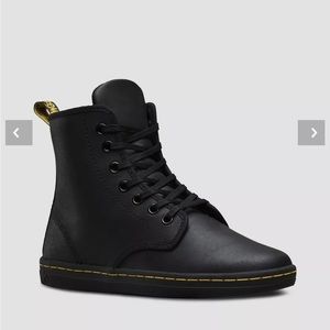 Doc Martens Women’s Shoreditch bouncing sole black boot.
